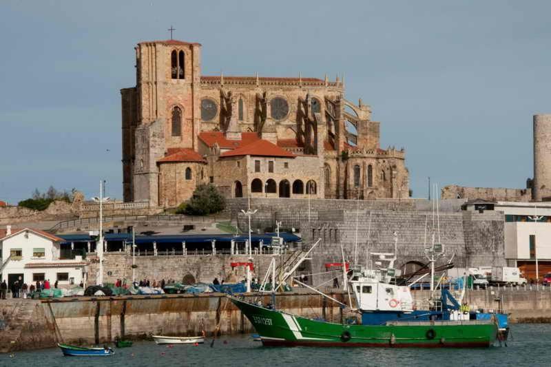 Apartamento Centro Con Garaje Castro Urdiales Luaran gambar